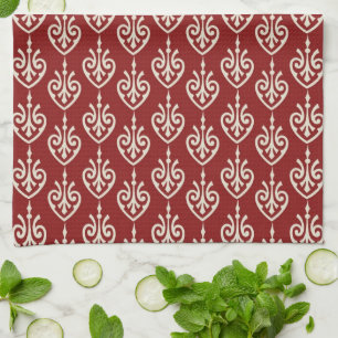 Toalla floral roja y poner crema del paño de la