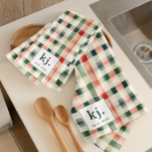 Toalla suave de cocina de Evergreen Gingham Monogr<br><div class="desc">Añada un toque de encanto intemporal a su cocina con esta toalla de cocina suave de Gingham Monogram Evergreen. Con un patrón de gingham clásico en tonos cálidos, verdes, corales y neutros, esta cocina es esencial para combinar estilo y funcionalidad. Fabricado con materiales suaves y absorbentes, es perfecto para secar...</div>