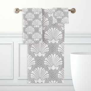 Toallas de baño con conchas grises y blancas