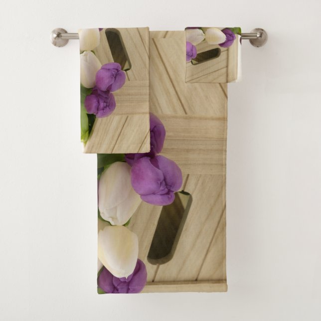 Toallas de baño de tulipanes morados y blancos (In situ)