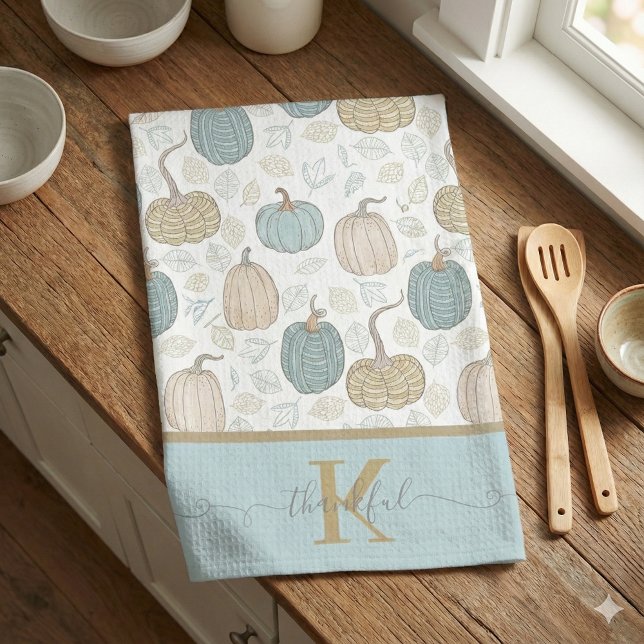 Toallas de cocina monogramadas de agradecimiento (Celebrate fall with this beautiful monogrammed personalized, "Thankful" kitchen towel! )