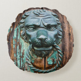 Tocando en la almohada redonda de la puerta del ci