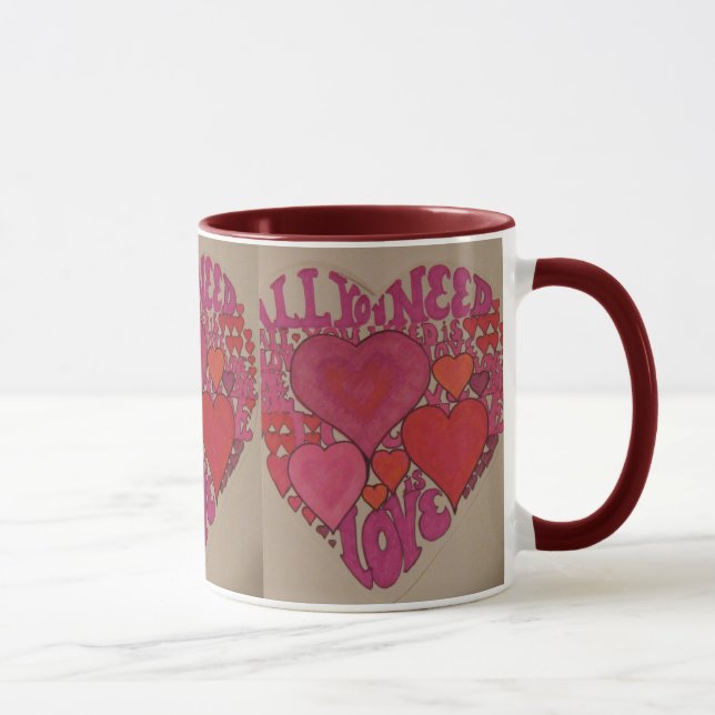 Toda lo que usted necesita es taza del corazón del (Derecha)