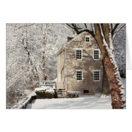 Todavía casa con los árboles nevosos