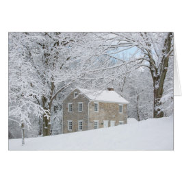 Todavía casa detrás del banco nevoso