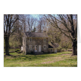 Todavía casa llenada de luz del sol