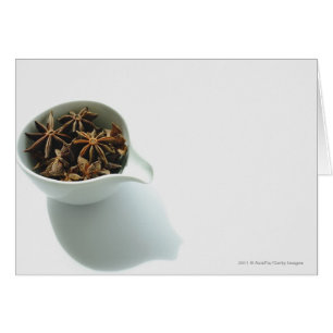 Todavía vida de especias en un cuenco blanco