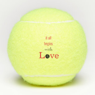 Todo empieza con amor y divertidas bolas de tenis