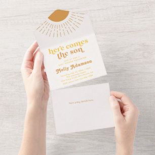 Todo En Uno Aquí viene la invitación de Baby Shower del hijo