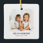 Todo es calma" Personalizado Foto Ornamento de Nav<br><div class="desc">Un gesto descarado por el caos que amas. Este minimalista ornamento de cerámica cuadrada cuenta con una gran área de fotos con un suave borde de pinturas y el alegre titular "todo es tranquilo (casi)". Personalice el resultado final con los nombres de sus hijos y el año (perfecto para mellizos...</div>