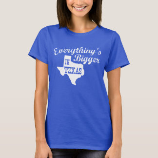 Todo es más grande en la camiseta con forma de est