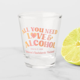 Todo lo que necesitas es amor y un vaso de chupito