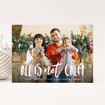 Todo no es calma | Graciosa tarjeta fotográfica de<br><div class="desc">Muestra tu foto tonta de la familia con nuestra graciosa tarjeta fotográfica Todo no es calma. La tarjeta de Navidades divertidos muestra tu foto con "Todo no es calma" en un overlay blanco con letras a mano con tu saludo y nombre debajo. En la parte trasera hay un patrón de...</div>