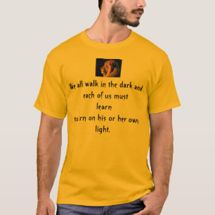Todos caminamos en la oscura camiseta de León