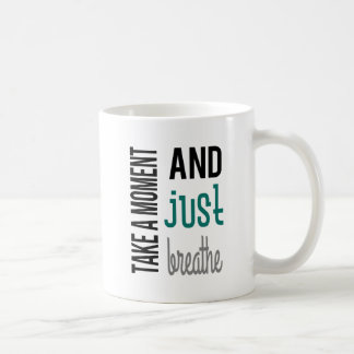 Toma un momento y respira la taza