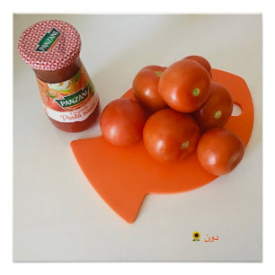 TOMATES SOBRE UNA TABLA DE CORTE NARANJA