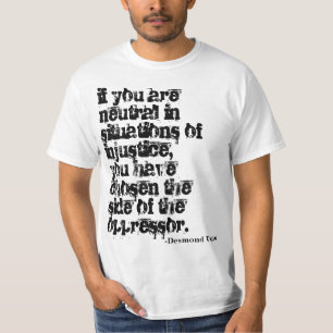 Tome una camiseta del soporte