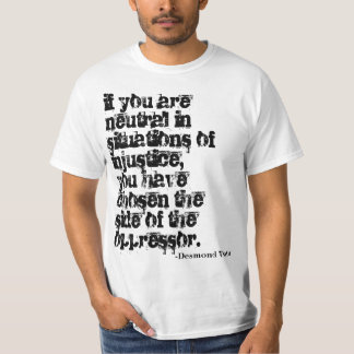 Tome una camiseta del soporte