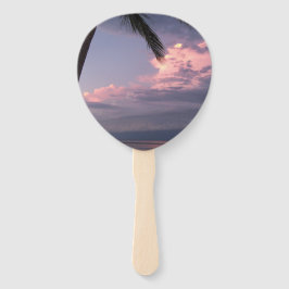 Tonos de cielo púrpura en un abanico manual