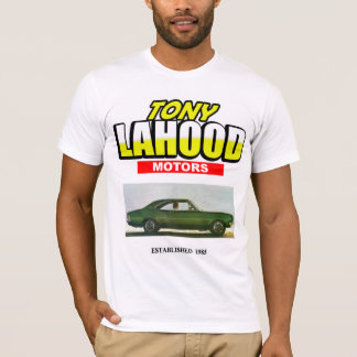Tony Lahood viaja en automóvili la camiseta