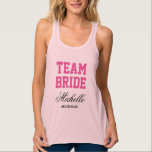 top de tanques de soltero personalizado para novia<br><div class="desc">Bachillerato personalizado con carros de remolque florido para la novia del equipo. Computadoras de tanque TeamBride para novias. Diseño de tipografía de neón rosa y negro para que la novia sea y el equipo de la novia. Haz tu propia ropa fresca para boda, ducha de novia, despedida de soltera, salidas...</div>