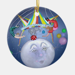 Top grande en un pequeño ornamento de la luna azu