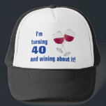 Torneado de 40 con el gorra de las copas de vino<br><div class="desc">" Estoy dando vuelta a 40 y el wining sobre él" es el verbage en este gorra. El gráfico es dos vidrios de vino rojo.  Este gorra se puede modificar para requisitos particulares para tener nombre de una persona y la edad se puede cambiar para caber su necesidad.</div>