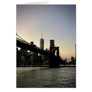 Torre de la Libertad y puente de Brooklyn en Dusk