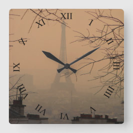 Torre Eiffel en la neblina del reloj de pared del