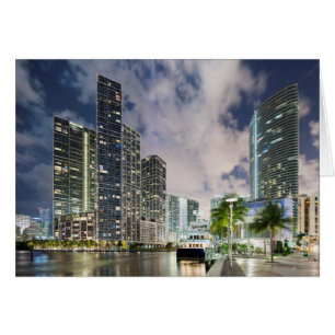 Torres iluminadas en la costa del río Miami