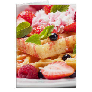 Torta de gofre con fruta fresca de bayas