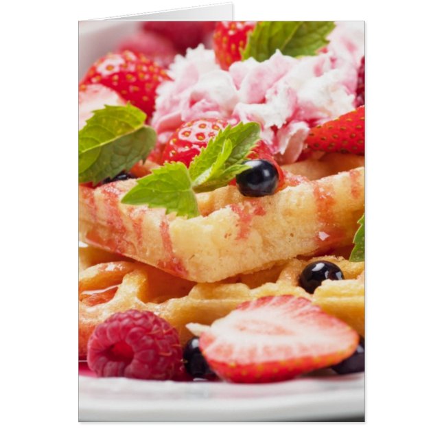 Torta de gofre con fruta fresca de bayas (Frente)