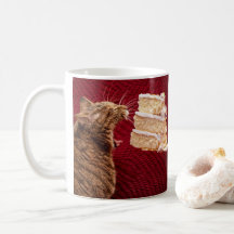 Torta que come la taza de café del gatito
