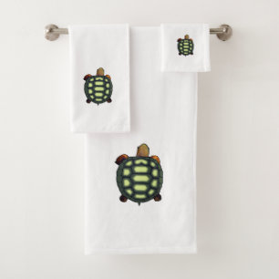 Tortuga verde sobre toallas de baño blancas