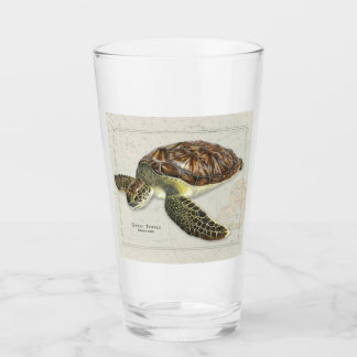 Tortuga verde sobre vidrio de bebida náutica