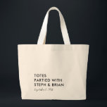 Totes con pareja, bolsa de bienvenida Boda<br><div class="desc">Esta divertida bolsa de tocador con forma de juego de palabras es el recuerdo perfecto para los huéspedes bodas,  y también puede ser un bolso de bienvenida. El diseño minimalista destacará a la multitud. Puede cambiar el color del tipo y agregar su propia redacción.</div>
