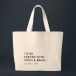 Totes con pareja, bolsa de bienvenida Boda<br><div class="desc">Esta divertida bolsa de tocador con forma de juego de palabras es el recuerdo perfecto para los huéspedes bodas,  y también puede ser un bolso de bienvenida. El diseño minimalista destacará a la multitud. Puede cambiar el color del tipo y agregar su propia redacción.</div>