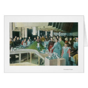 Trabajadores que embalan las pasas sembradas en la