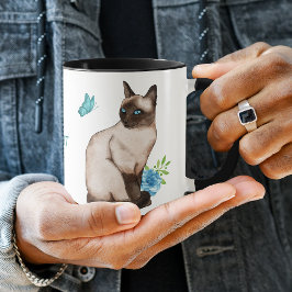 Trabajando duro para mi taza siamesa de gato