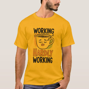 Trabajando poco - Gracioso café con camiseta para