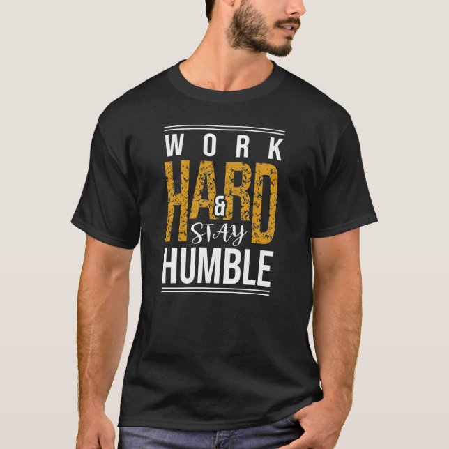 Trabajar duro para quedarse humilde camiseta de te (Anverso)
