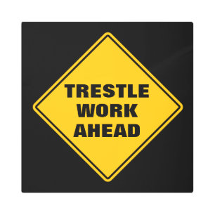 Trabajo de lucha amarilla por delante de la señal