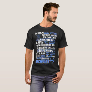 Trabajo del hombre con la camiseta del maquinista