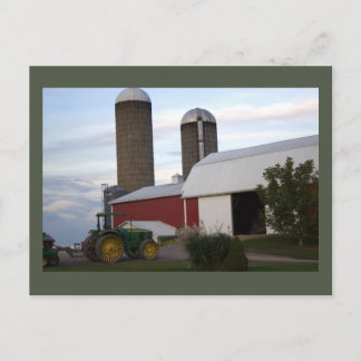 Tractor en tarjeta postal de granja