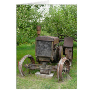 Tractor vintage en el huerto de Apple