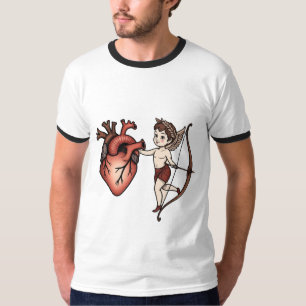 Tradicional Corazón de tatuaje y camiseta Cupido
