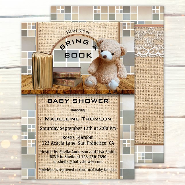 Traer una invitación de Baby Shower para libros (Cute baby shower invitation featuring a shelf with books and teddy bear on burlap and tiles)