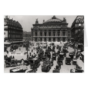 Tráfico delante del teatro de la ópera de París