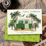 Trailer de camping tropical tarjetas navideñas de<br><div class="desc">Tarjetas de navidad con tema de camping. Un pequeño remolque retro está aparcado en la arena y rodeado de palmeras. Una tumbona de playa sostiene un regalo y alguien ha construido un muñeco de nieve de la arena. La puerta del camper tiene una corona de feriado y una franja de...</div>