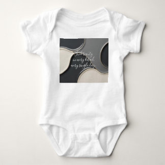 Traje para el bebé jersey en un gráfico elegante